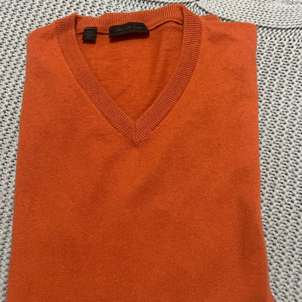 Saks Fifth Avenue
COLLECTION Cashmere V-Neck Sweater. Size M